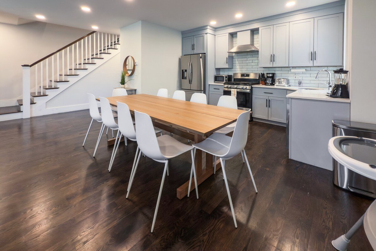 (DR52) Spacious 6 bed, Close to City, Roof deck! gallery image 3