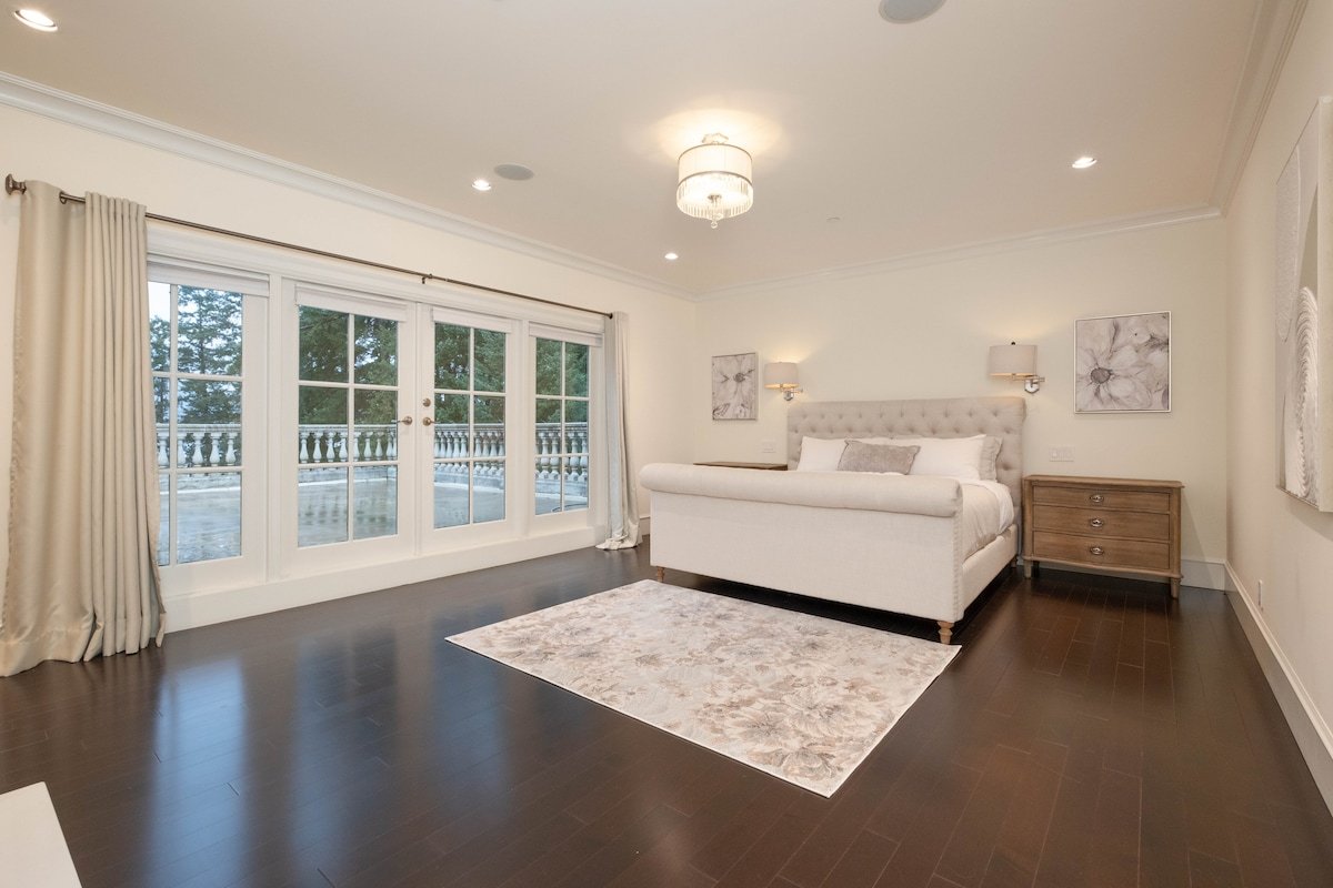 Luxury Spa Villa • Pool, Sauna, Steam & Hot Tub gallery image 5