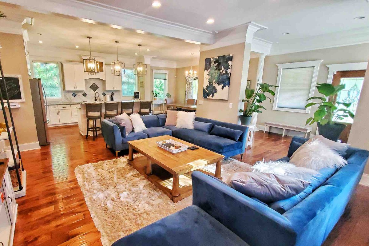 Luxury Retreat-1.5 Miles to Broadway-Sleeps 12+