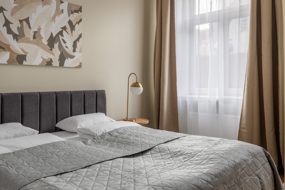 Group-Friendly Old Town Apartment gallery image 4