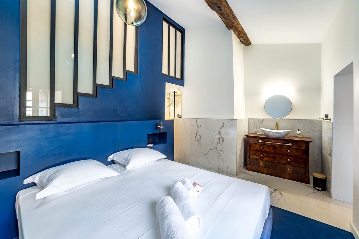 High-end apartment overlooking the quays AIL gallery image 5