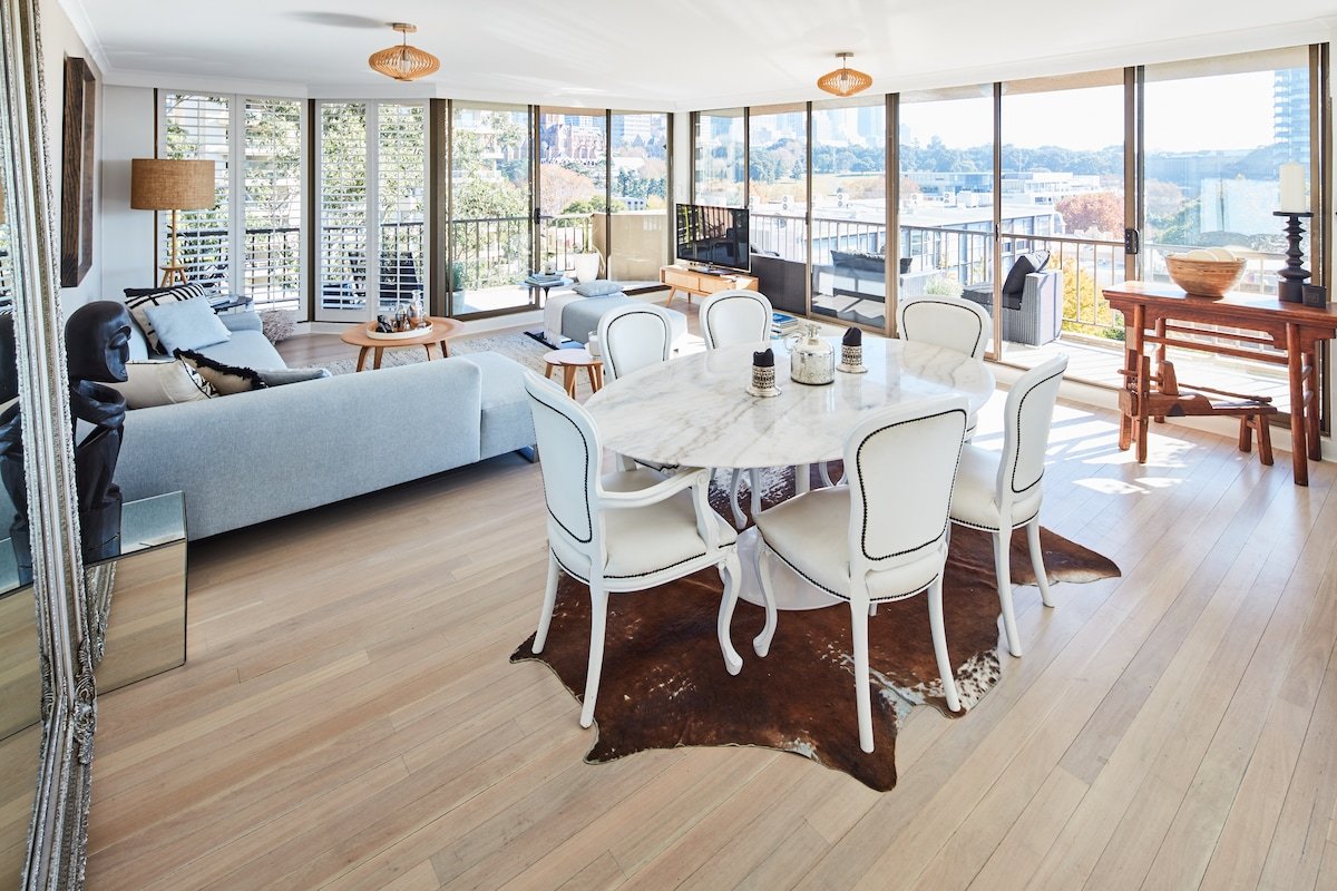 Stunning Unit City Harbour Views + Parking +BBQ gallery image 2