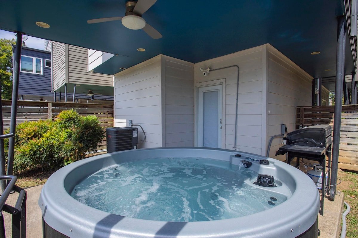 Hot Tubs + Rooftops | Sleeps 20 Near Broadway gallery image 4