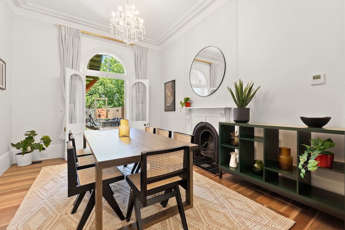 Elegant 6-Bed Home with Harbour Views gallery image 4