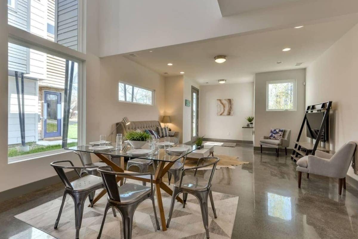 Hot Tubs + Rooftops | Sleeps 20 Near Broadway gallery image 5