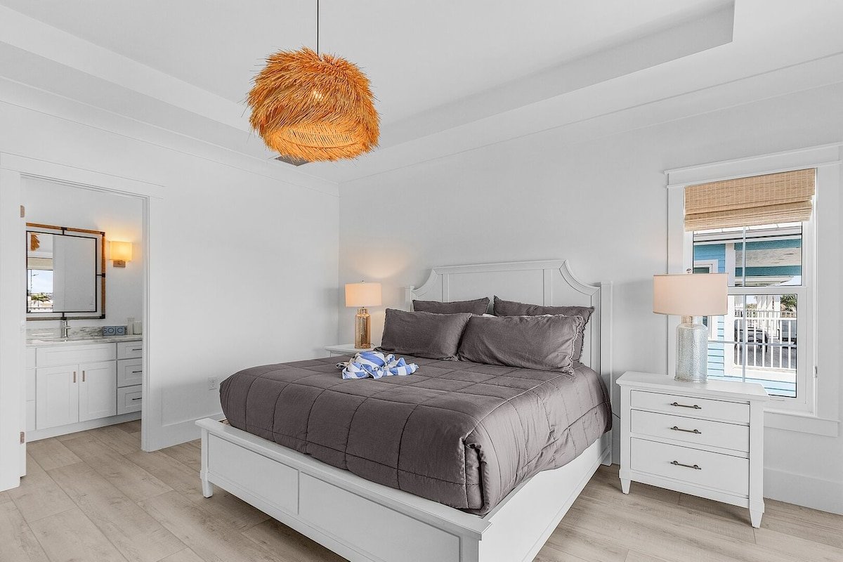 White Sands Retreat: Bay Views, Pool, Elevator gallery image 3