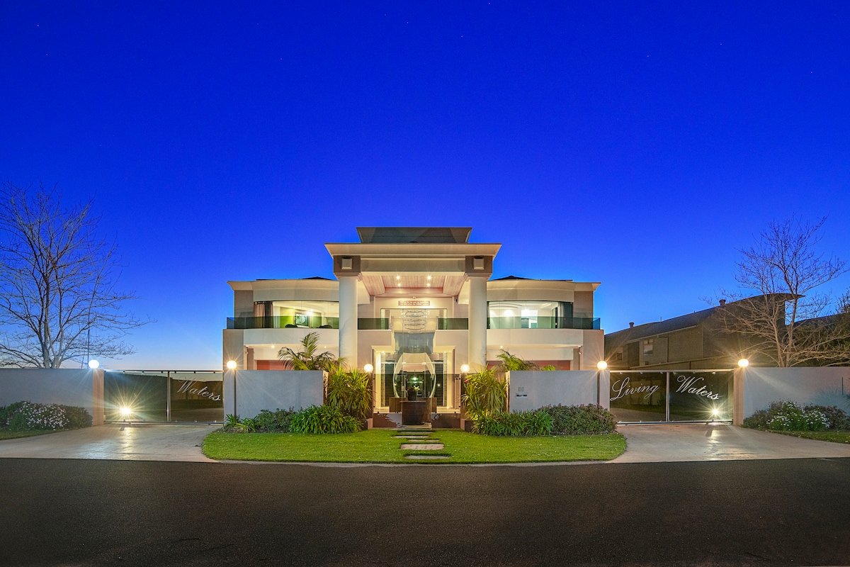 Canal Waterfront (all 6 bedrooms) gallery image 2