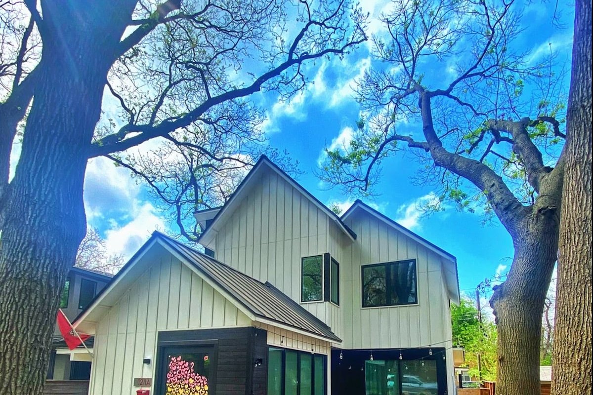 Modern Farmhouse blocks from Rainey and Downtown gallery image 2