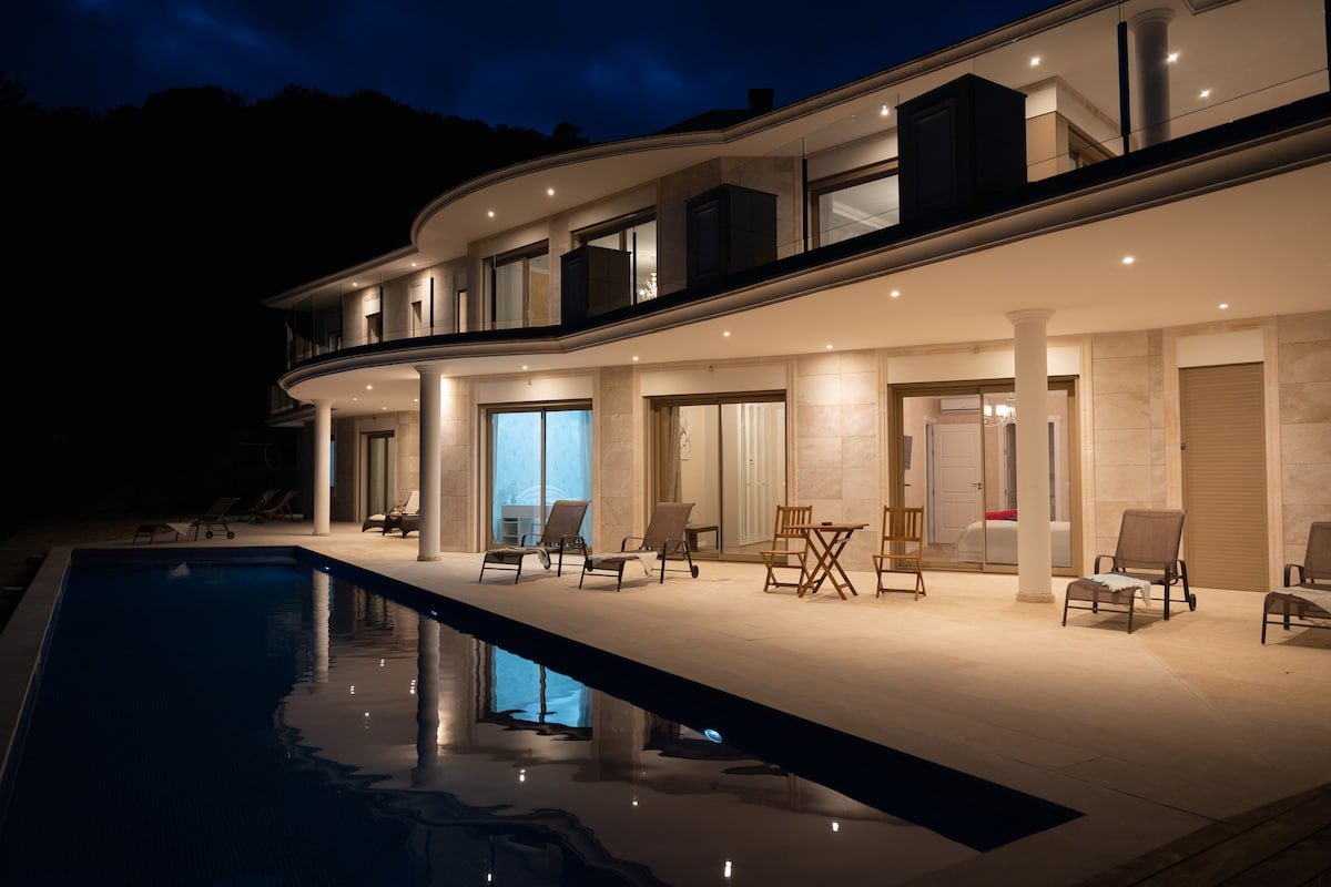 Prívate beach, Warm swimming pool and sauna gallery image 4