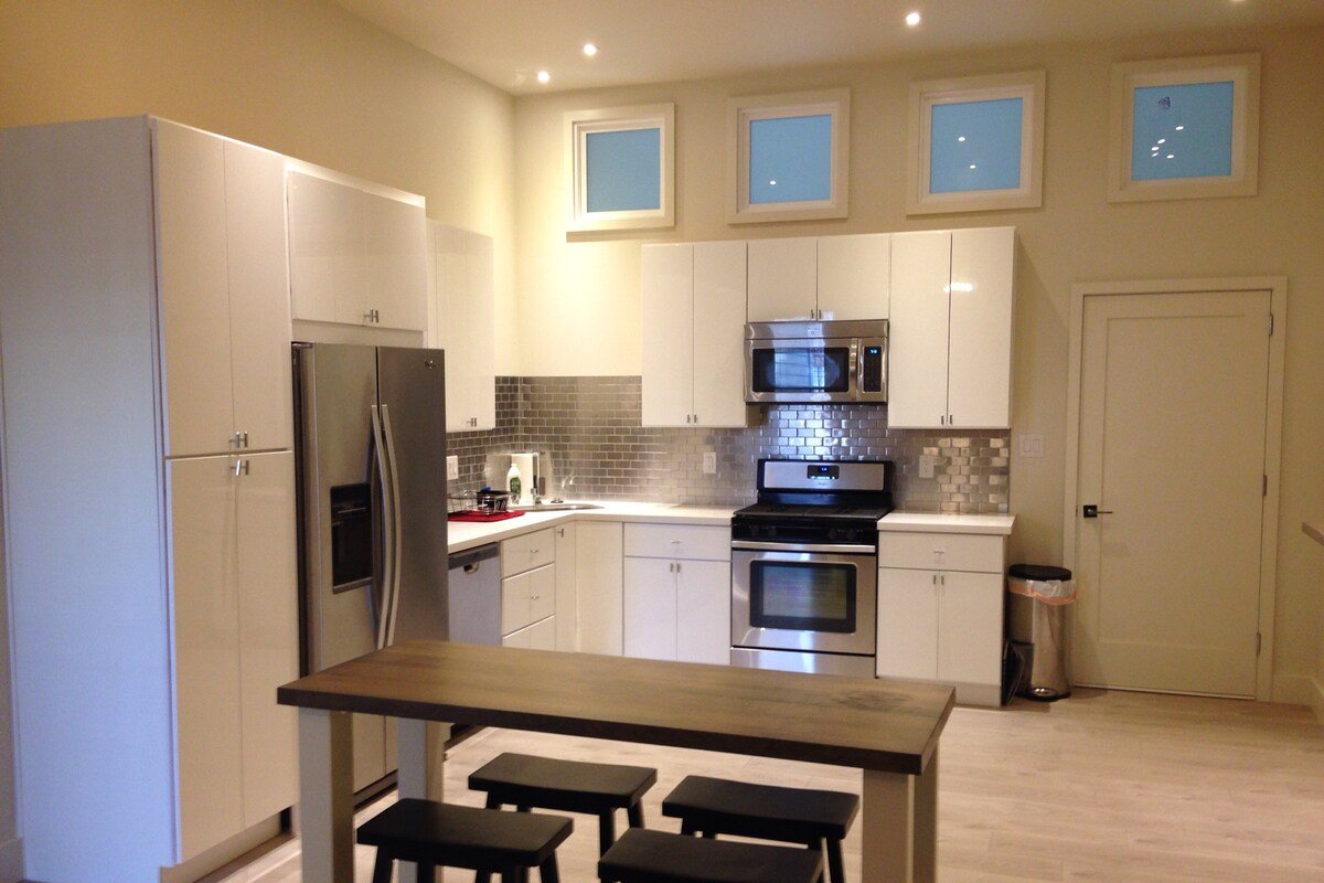 Ultra Modern Home in Central SF Location gallery image 5