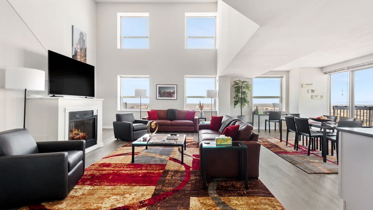 Stunning Views! New Penthouse w/ Pool & Fireplace gallery image 2