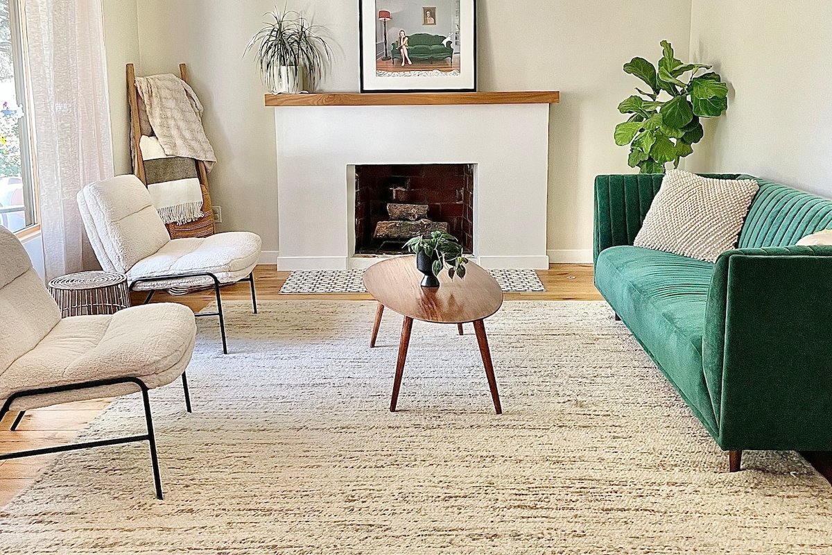 Stylish La Cañada Home gallery image 3