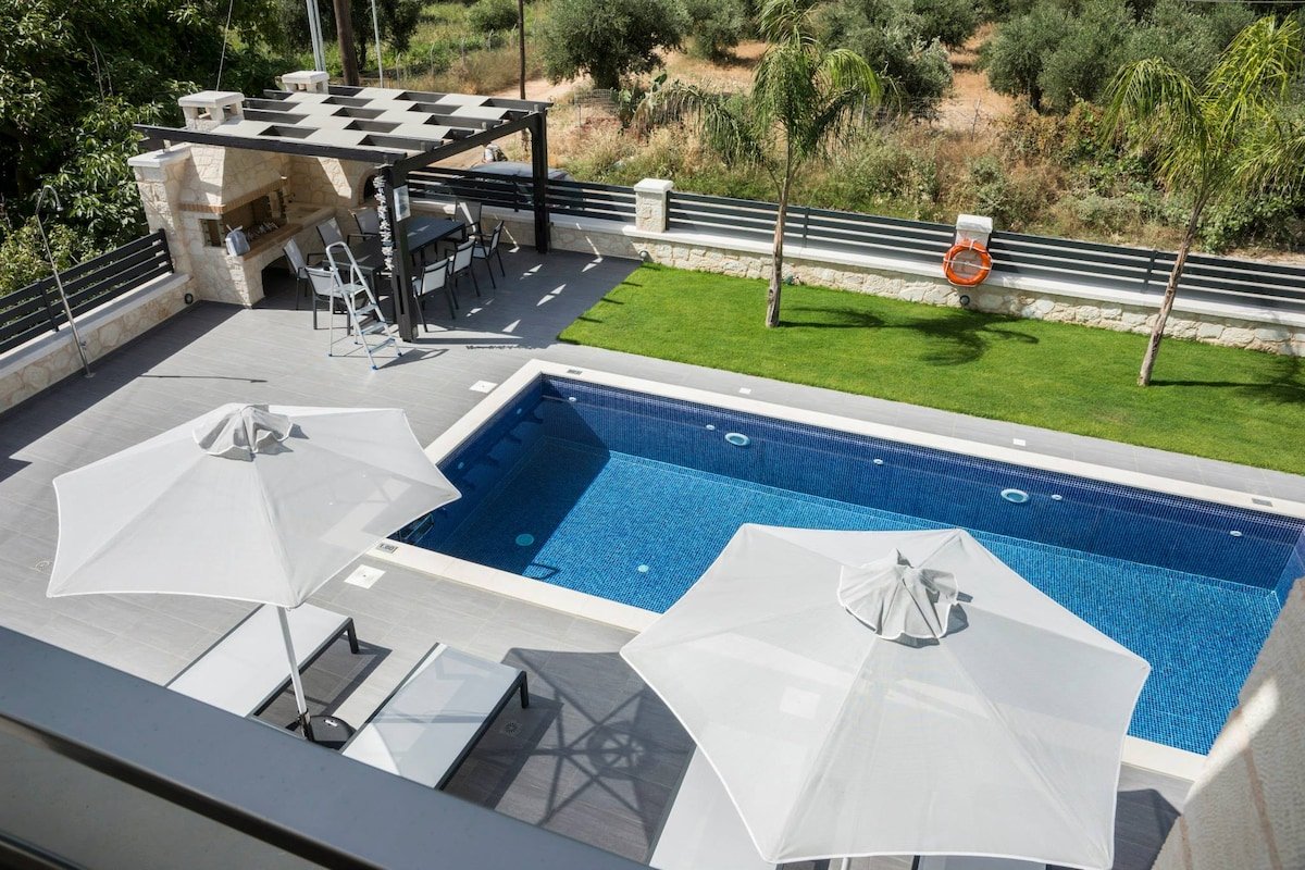 Villa 200m to Beach & Amenities w/Pool, Sauna, BBQ gallery image 3