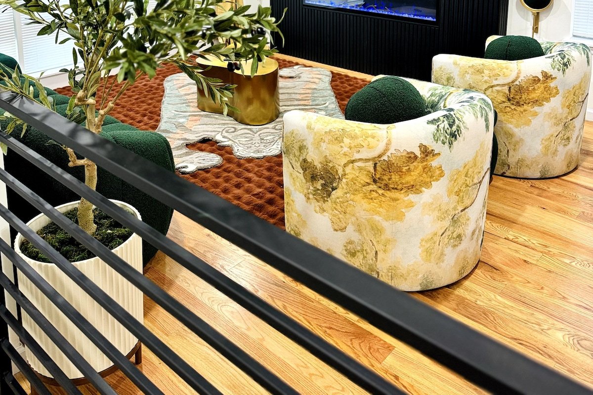 Luxurious 3 Bedroom Duplex, sleeps 8, 2.5 baths gallery image 3