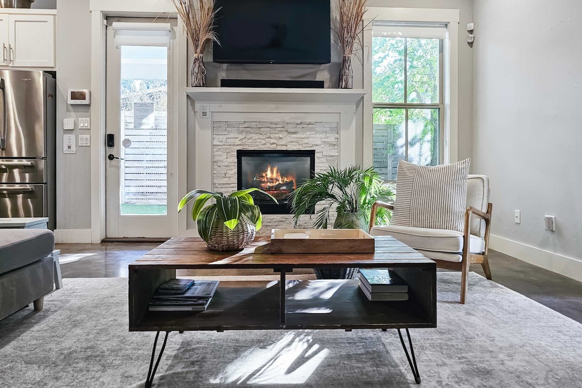 Central Austin Retreat For 16. Walk Everywhere! gallery image 2