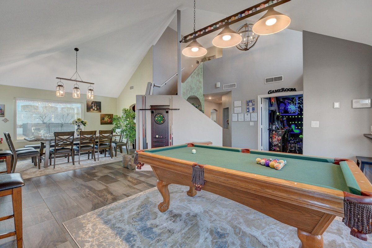 5BDRM Lux Estate- Heated Pool and Neon Arcade Room gallery image 5