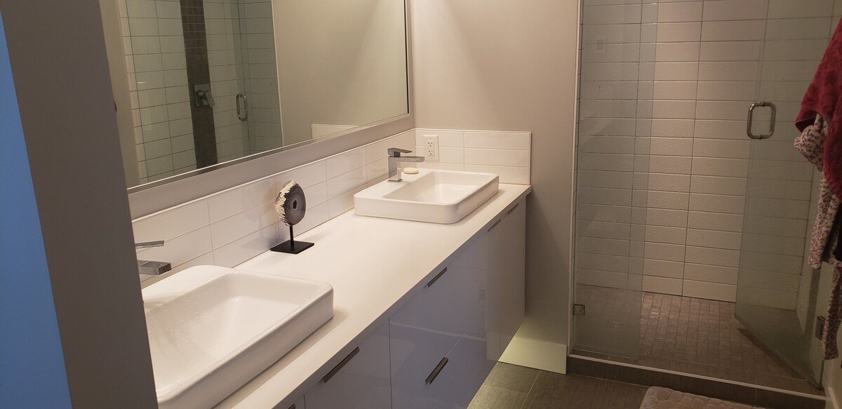 Modern Bear Mountain Getaway gallery image 4