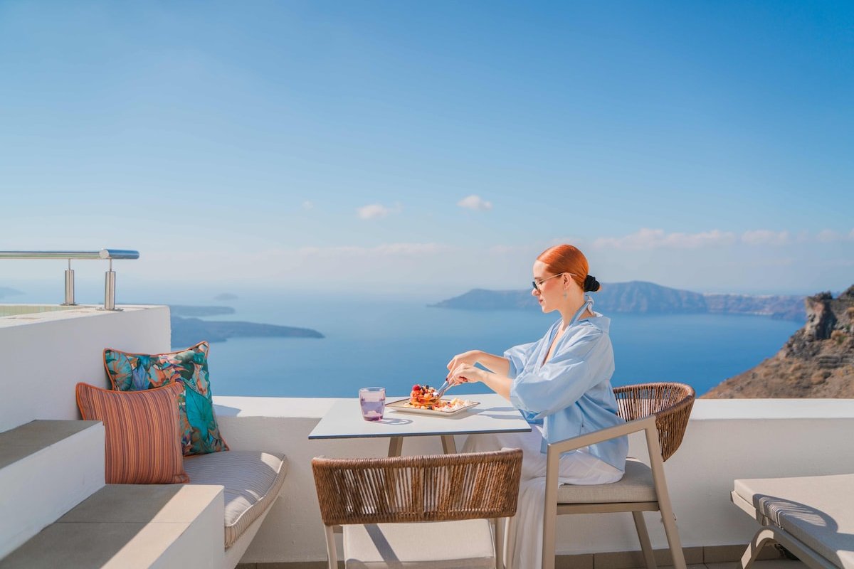 Caldera View Master Cave Villa with Hot Tub gallery image 2