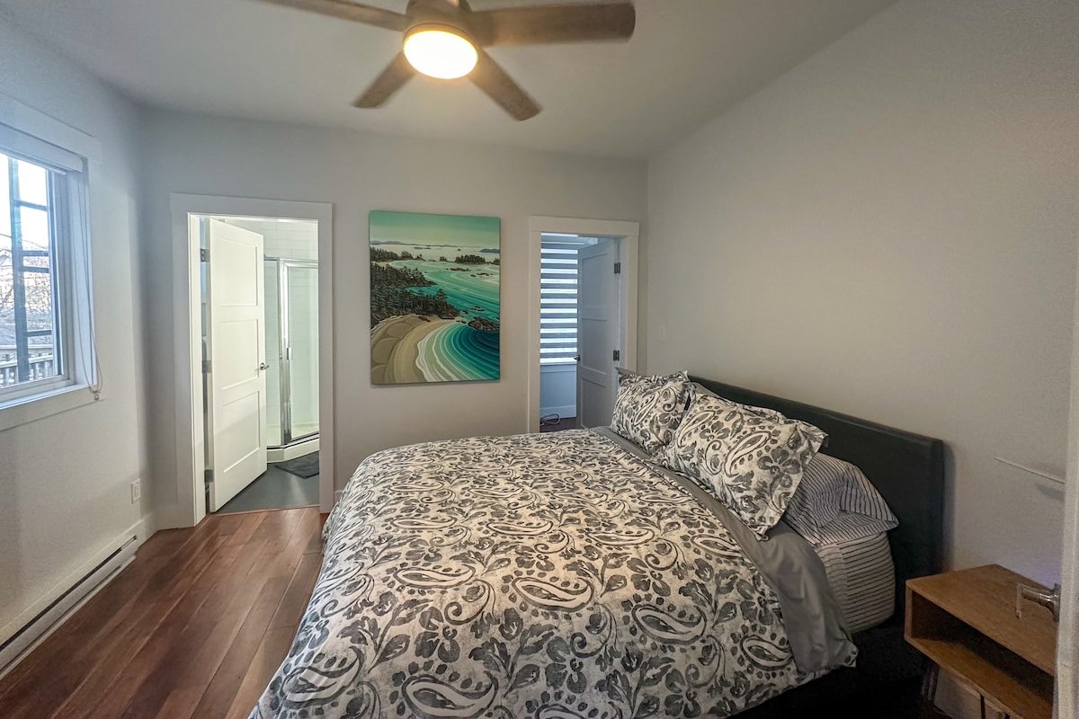 Freshly Renovated Main Floor Suite with Park Views gallery image 5