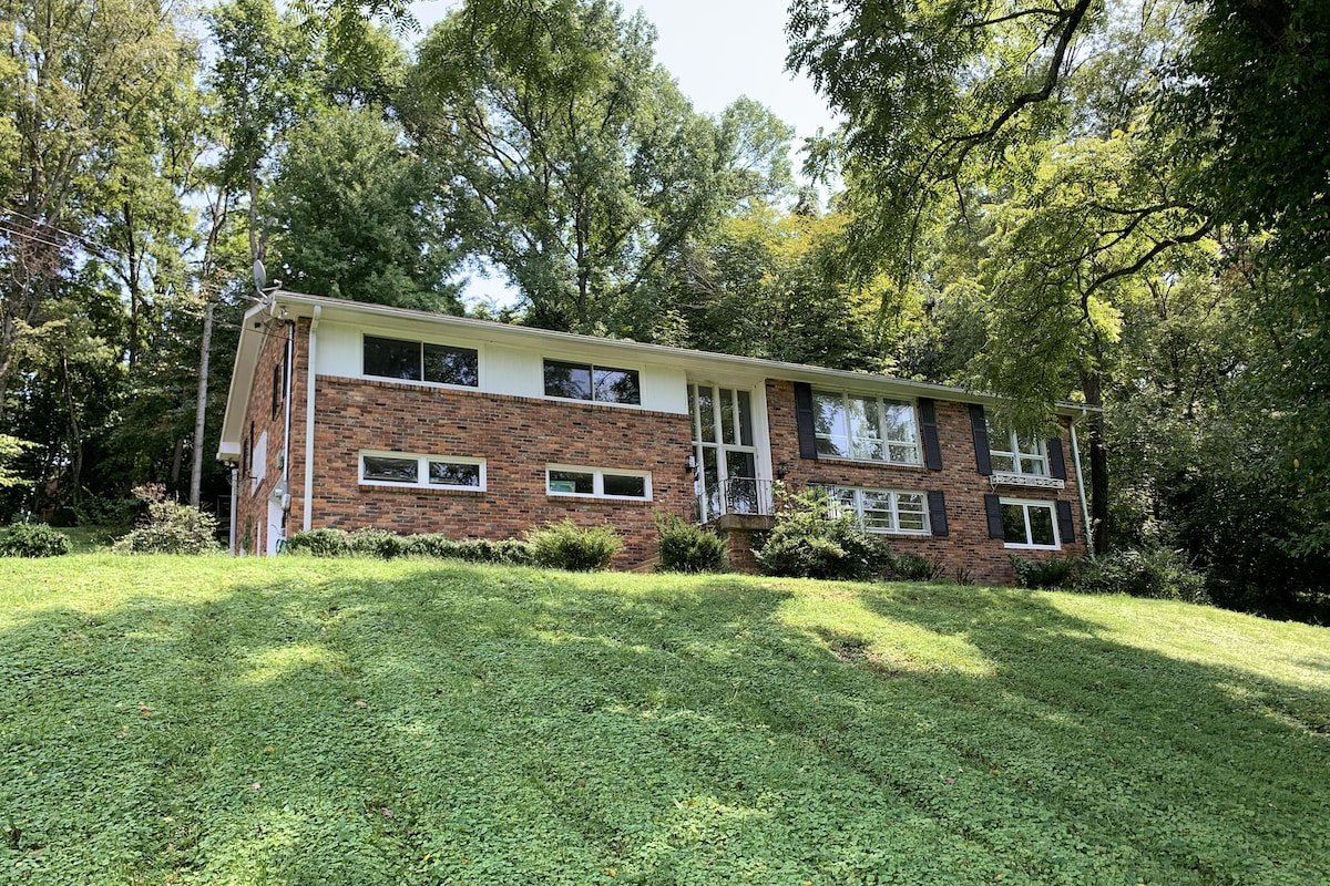 Hilltop Home – comfy, open, quick to downtown/BNA gallery image 2