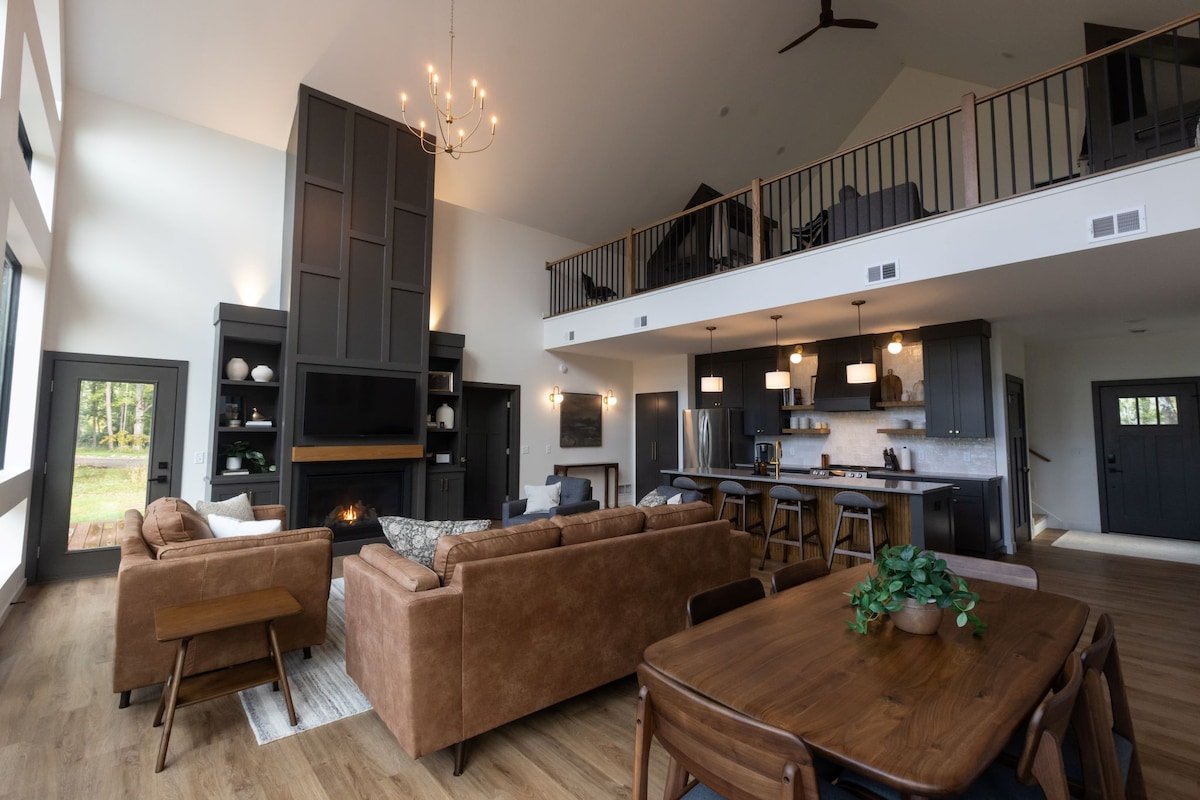 NEW 6 Bed Cabin | Sauna, Hot Tub, 40 Acres & Beach gallery image 3