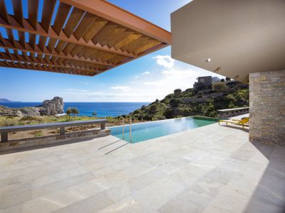 Sea front villa with private access to the sea