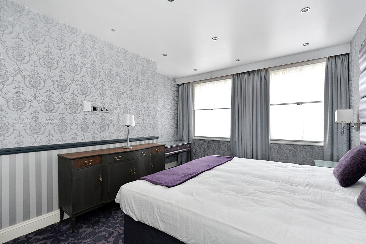 4 Bed/2 Bath Duplex, AC, FibreOptic Wi-Fi gallery image 3