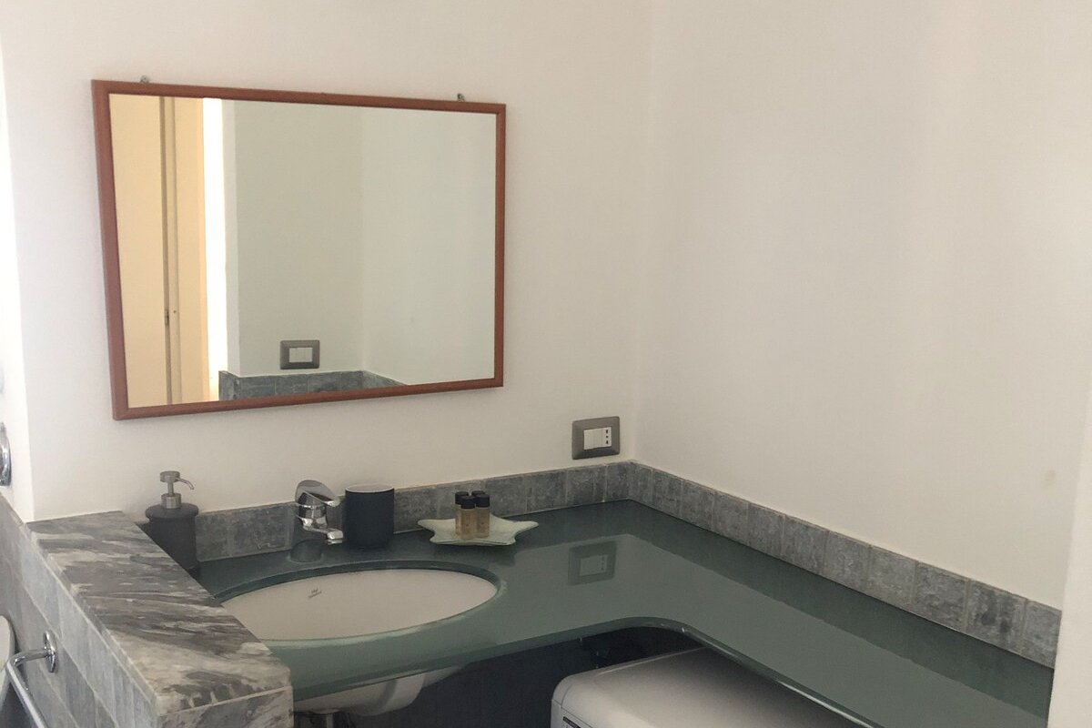 Central and Sunny Apartment – Navigli gallery image 5