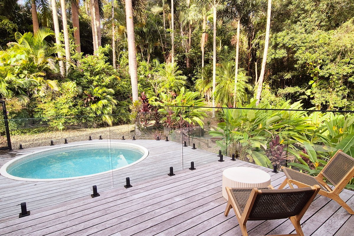 Tropical rainforest oasis – Black Lotus