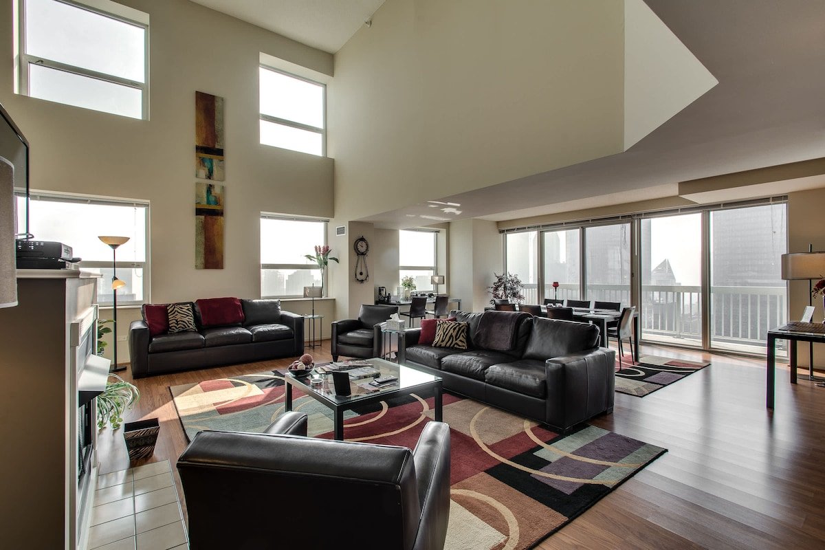 53/54 Mag Mile Penthouse VIEWS, Fireplace, Pool gallery image 2