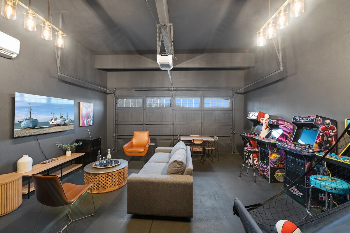 Up to 16- Main+Guest home+Gameroom+POOL+Yard+Grill gallery image 5