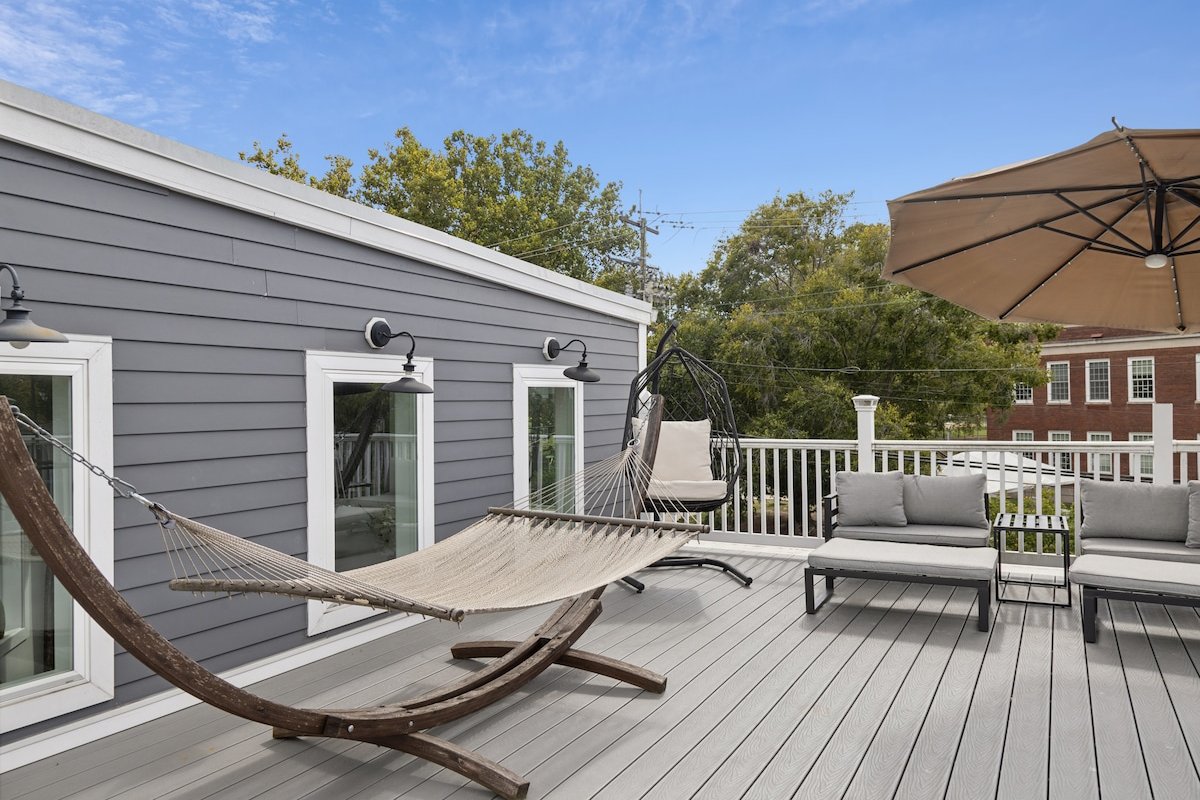 Modern District Living, Roof Oasis & Free Parking gallery image 5