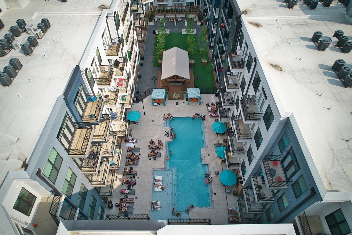 Patio – Pool – 5 min Walk to Broadway gallery image 5