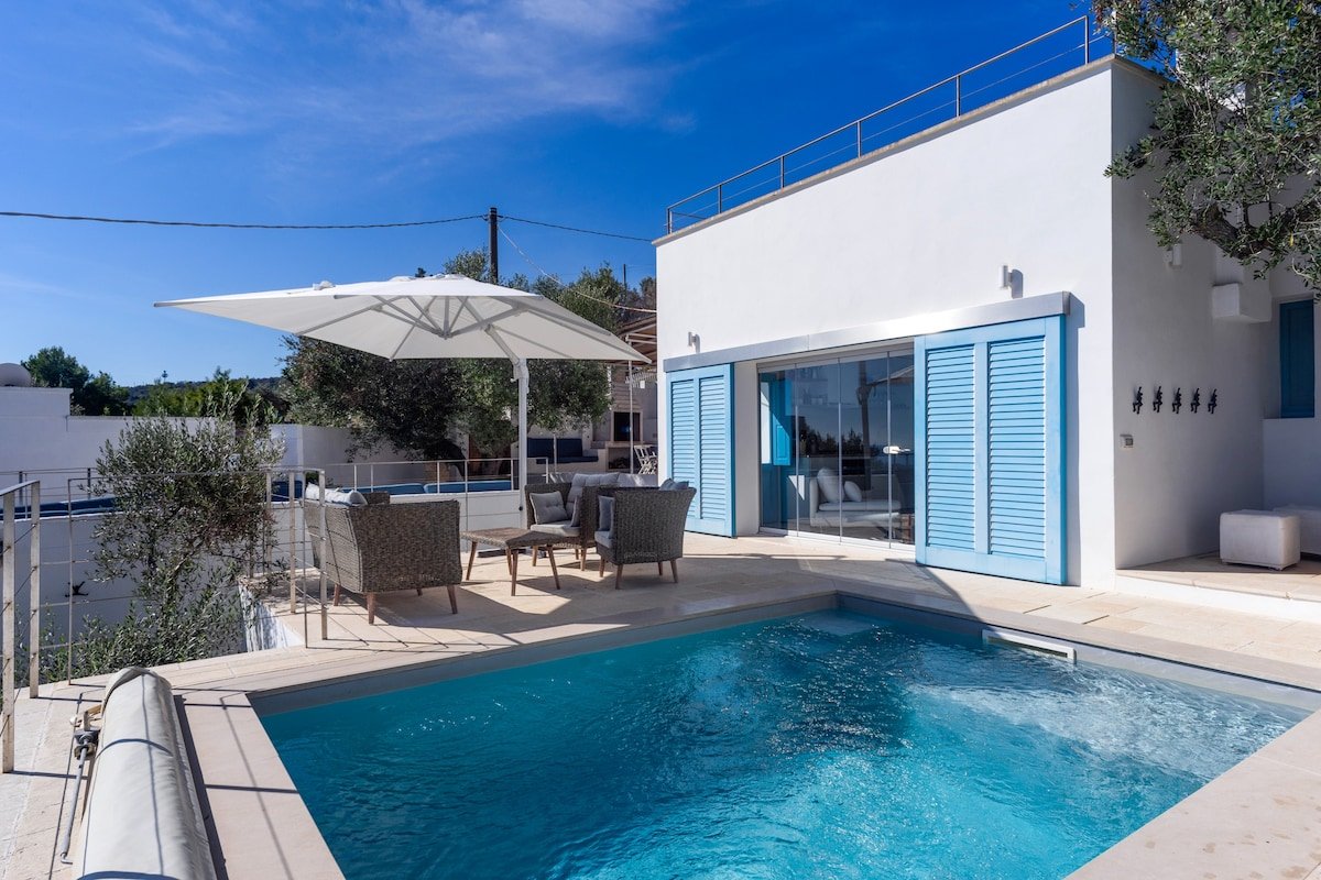 Villa Adria – Pool and Terrace Overlooking the Sea gallery image 2