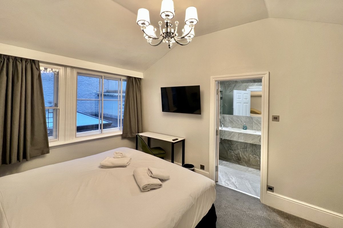 3 bed/3 Bath Modern Flat, Patio, Sky TV, AC gallery image 5