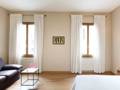 Elegant 2 bedroom w/canal views