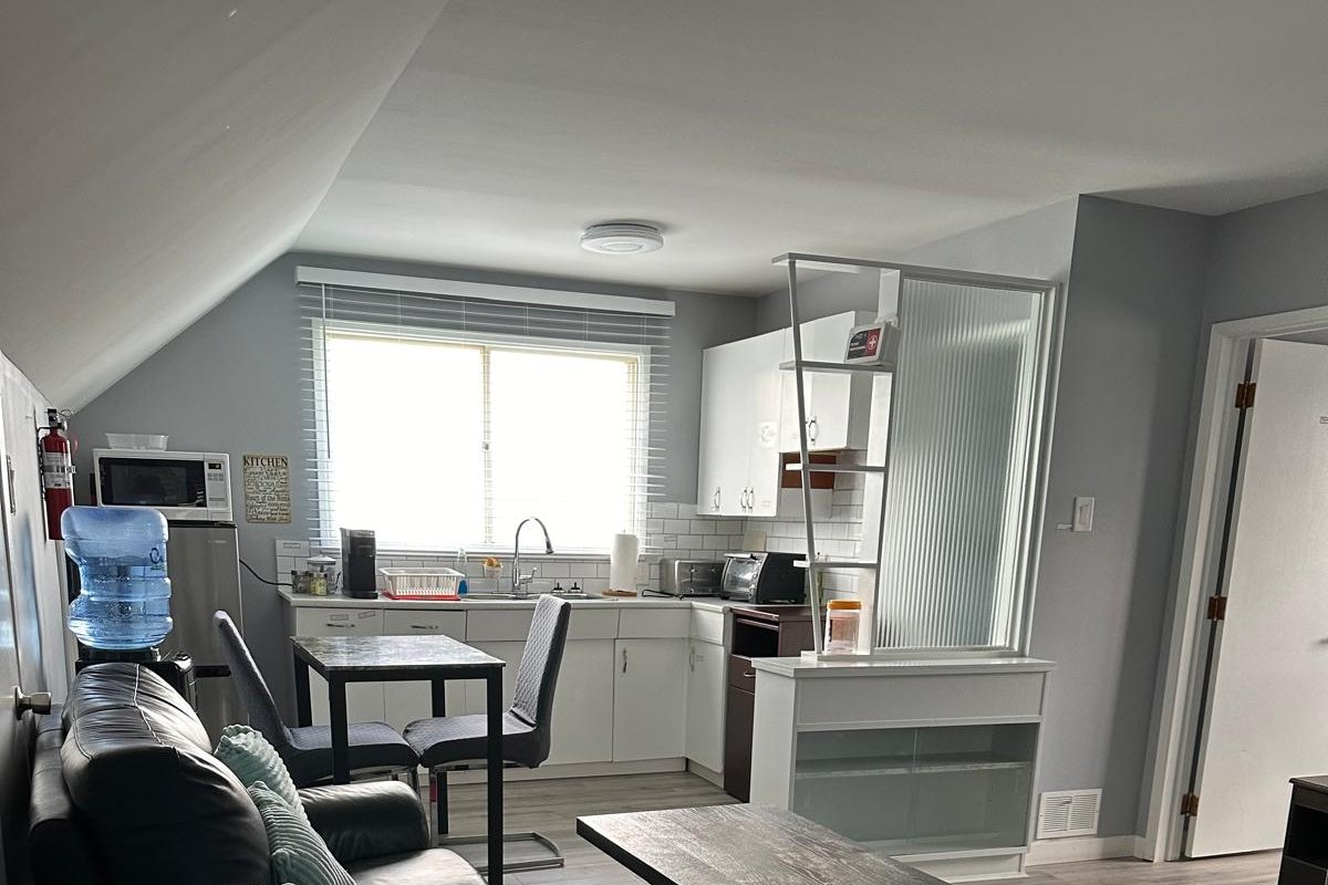 Spotless 4 bedrooms , 4 Beds, Sleep 8 in Winnipeg gallery image 4