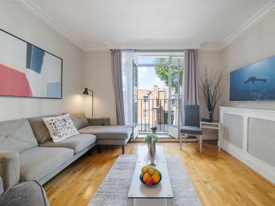 Elegant 3-bed home with balcony