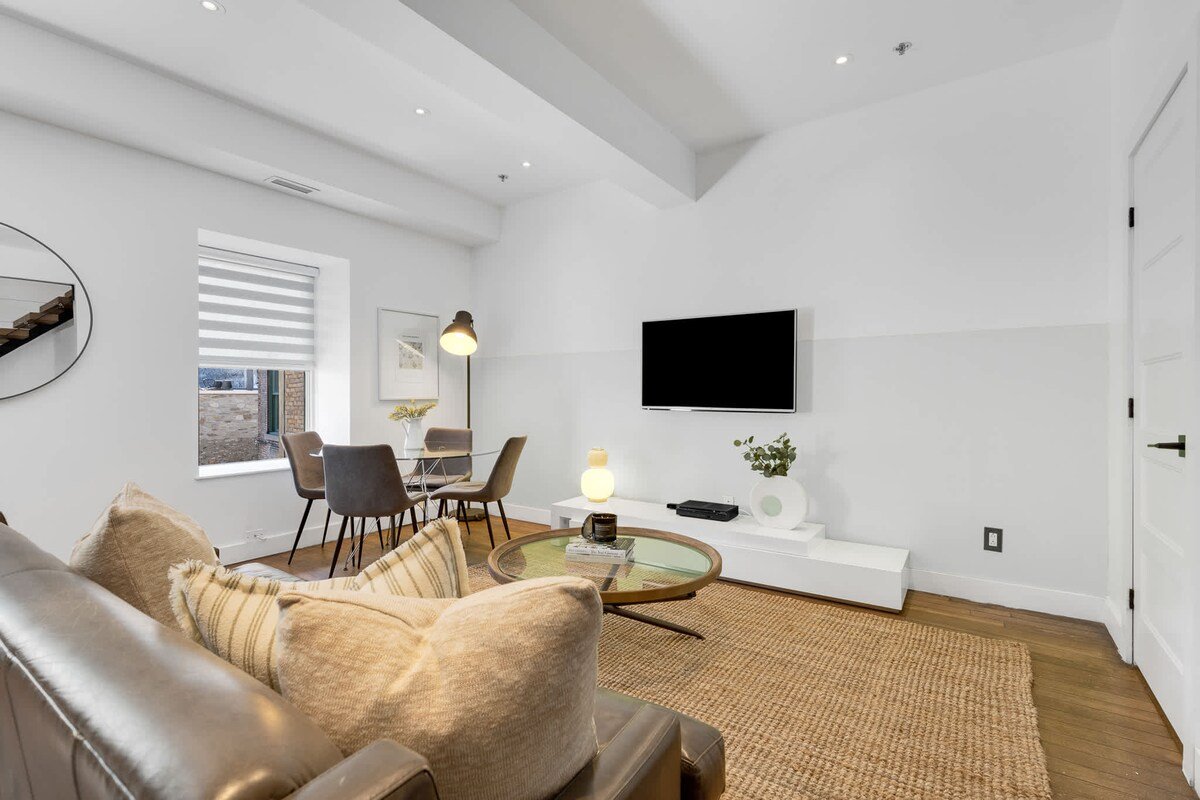 Designer Penthouse|2-Level Loft+Free Parking gallery image 3