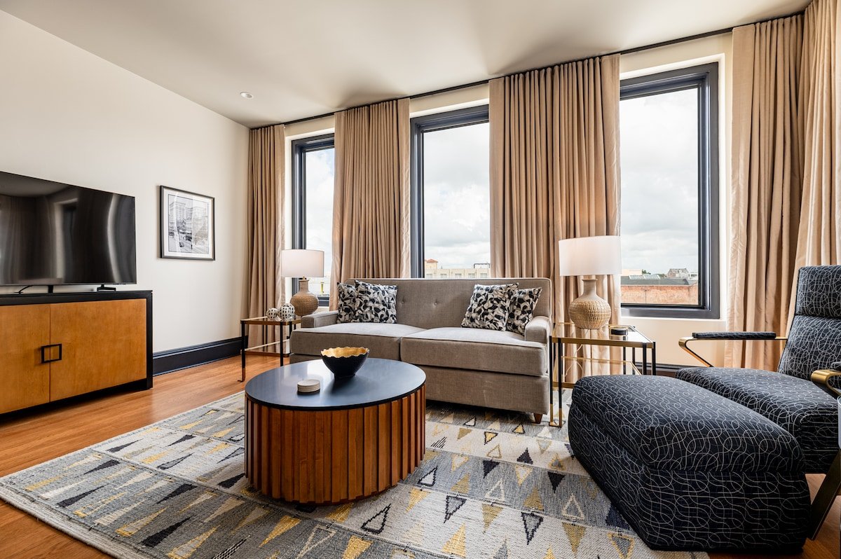 2BR Prime Unit 2 Blocks to Bourbon | Mayfair Hotel gallery image 4