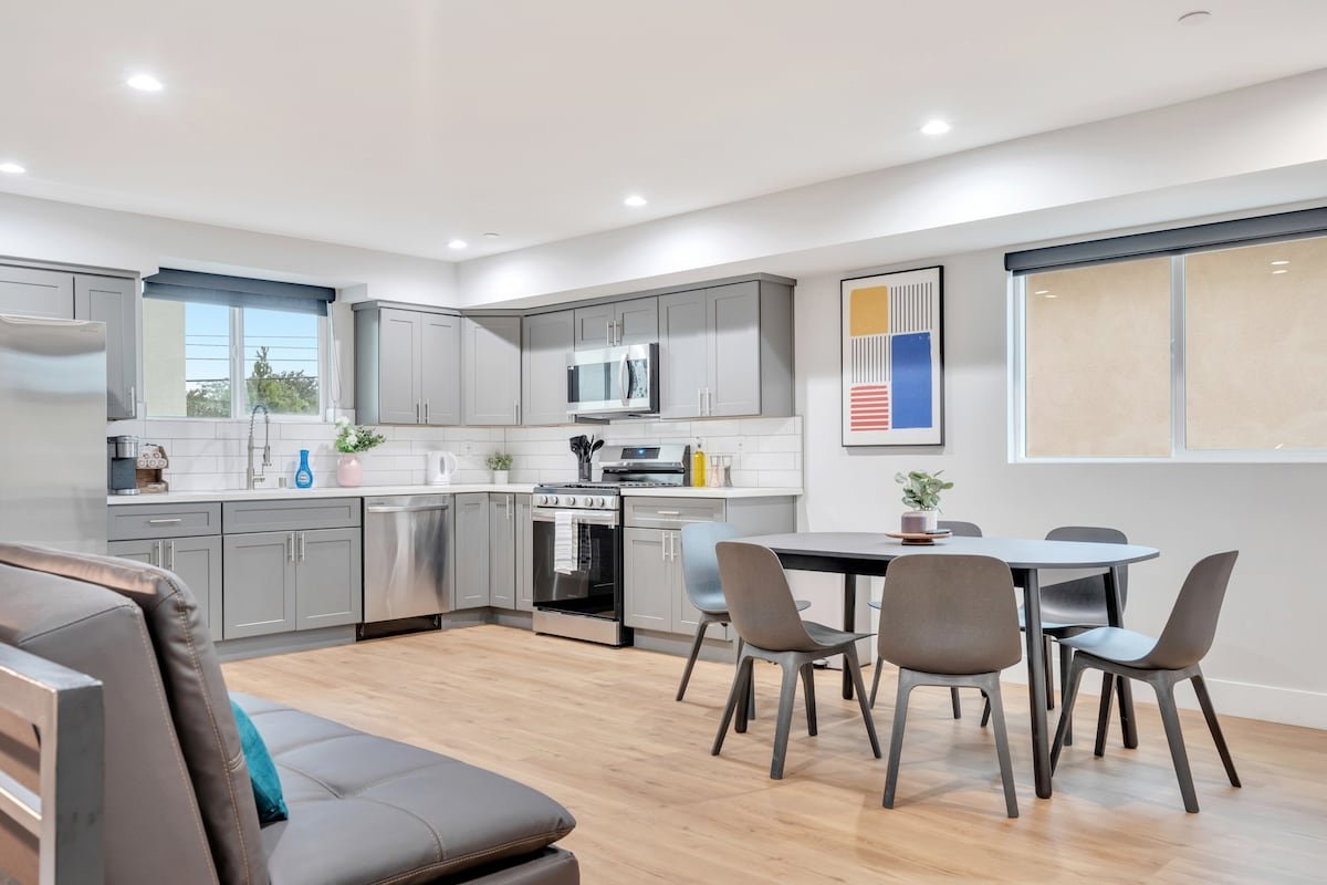 6-Bed Home Near Del Rey gallery image 4