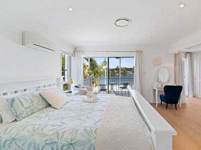 Lakeview Bliss|Black Swans|Golf Retreat in Brissy
