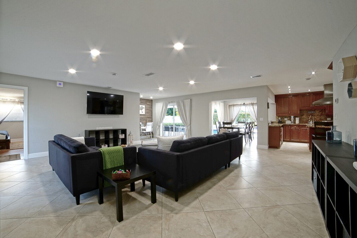 Renovated House w/ Heated Pool near the Downtown gallery image 4