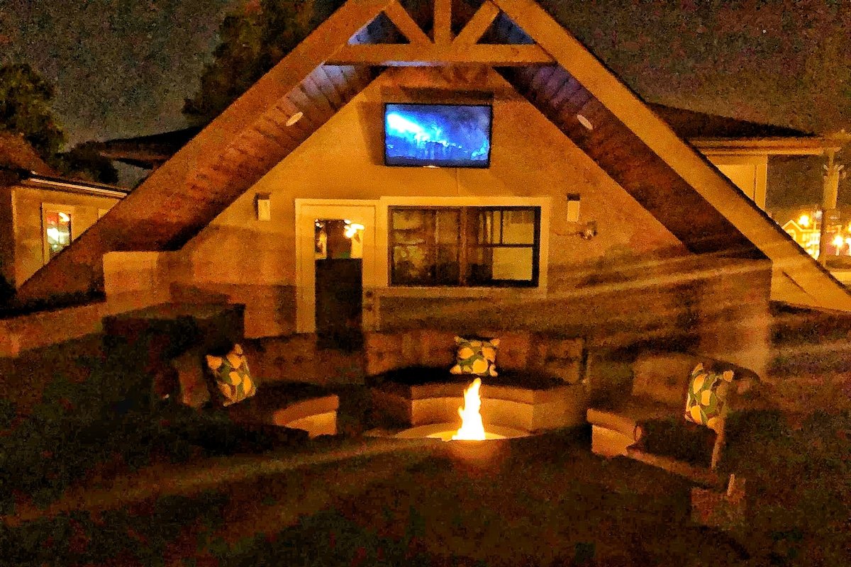 Rooftop Paradise – 1 Mile to Broadway – Sleeps 12 gallery image 4