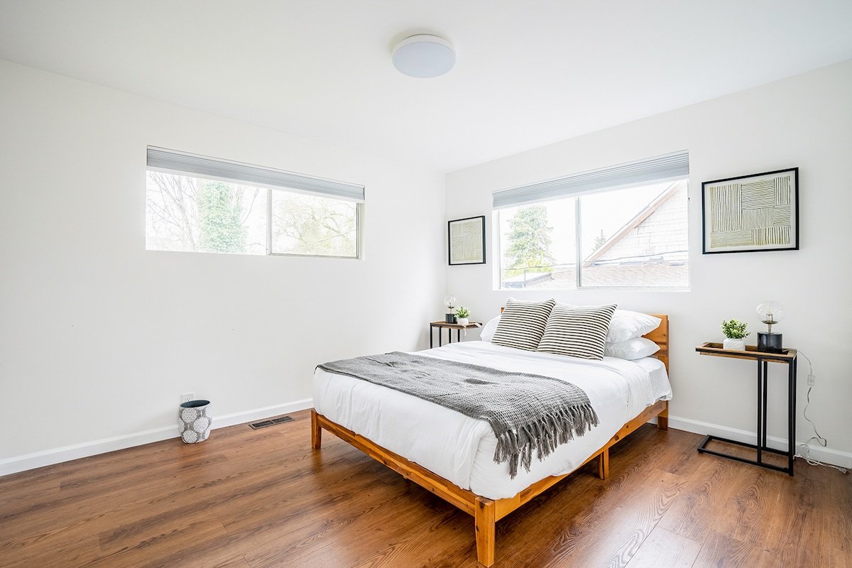 Charming 6BR Farmhouse Escape w/ Downtown Access gallery image 3