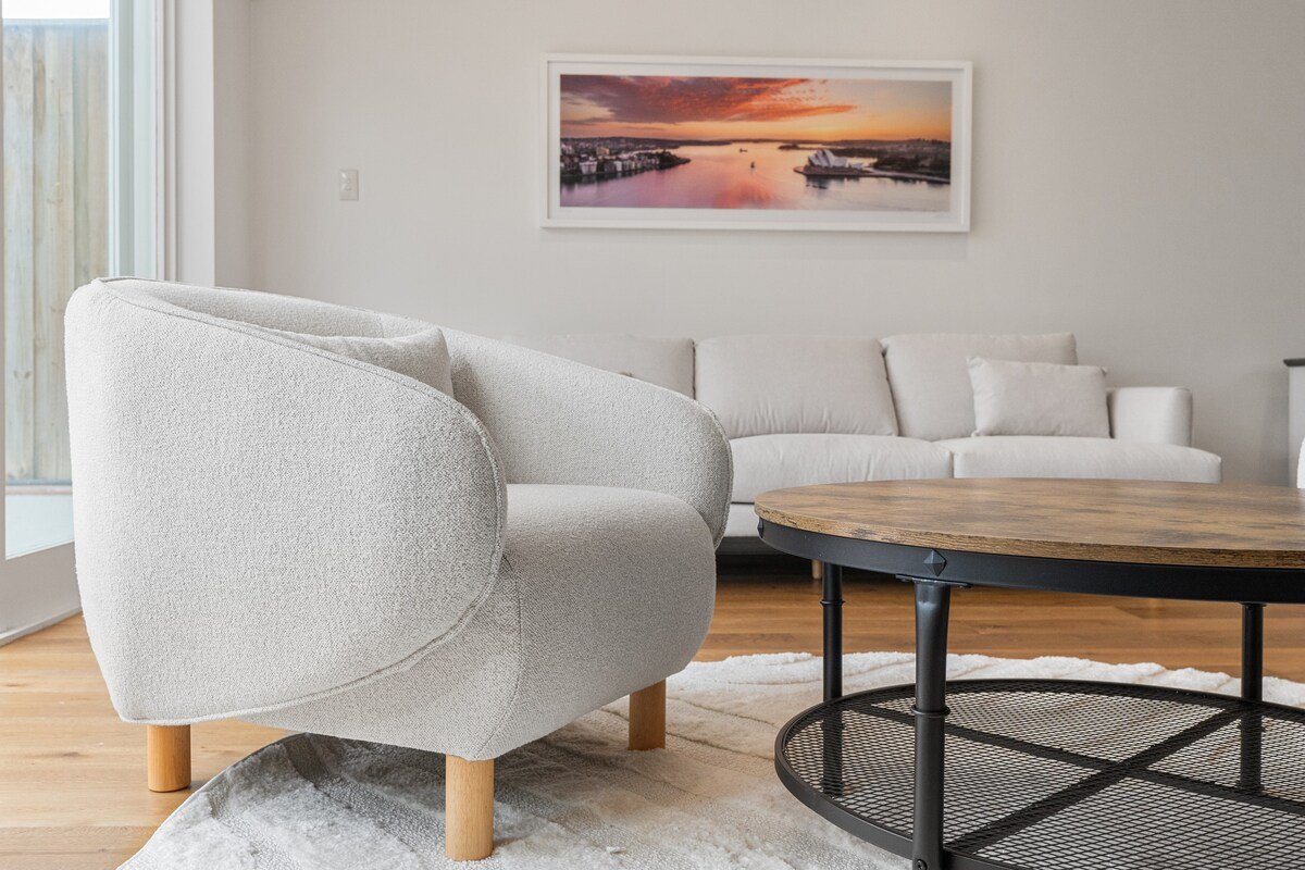 Luxury Renovated Home, Quiet street- Light Modern gallery image 3