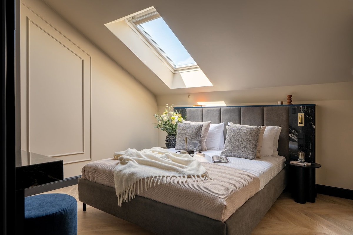 Two-Level Apartment with Bathtub in Bedroom gallery image 3