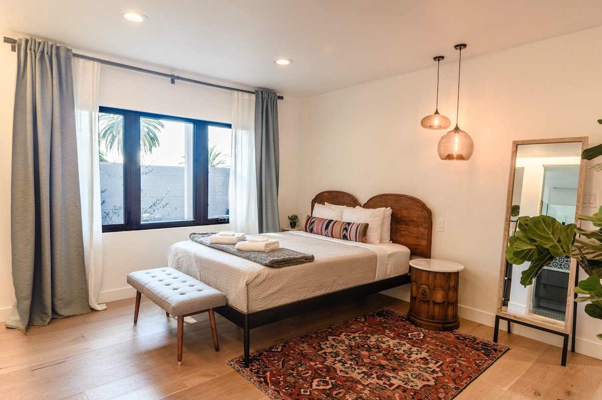 LA Hillside House dramatic views, super clean. 2BD gallery image 3