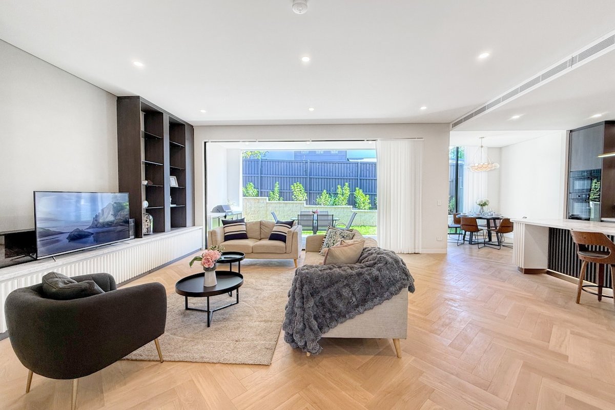 Exceptional Luxurious Duplex in an Great Location gallery image 3