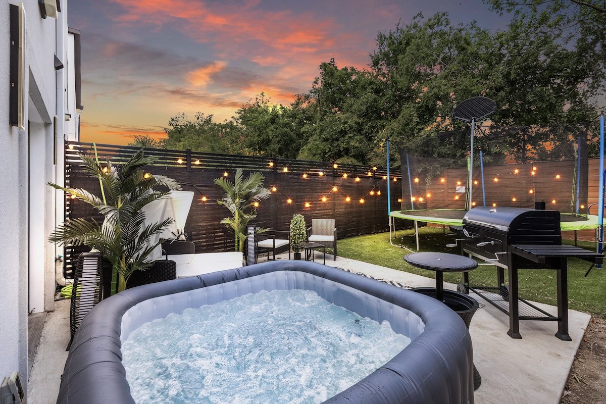 ContempoCasa•Designer Gem w/hottub, FREE game room gallery image 2